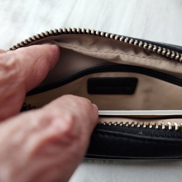 NEW COLEHAAN ESSENTIAL BLACK GRAIN LEATHER POUCH - Picture 2 of 6